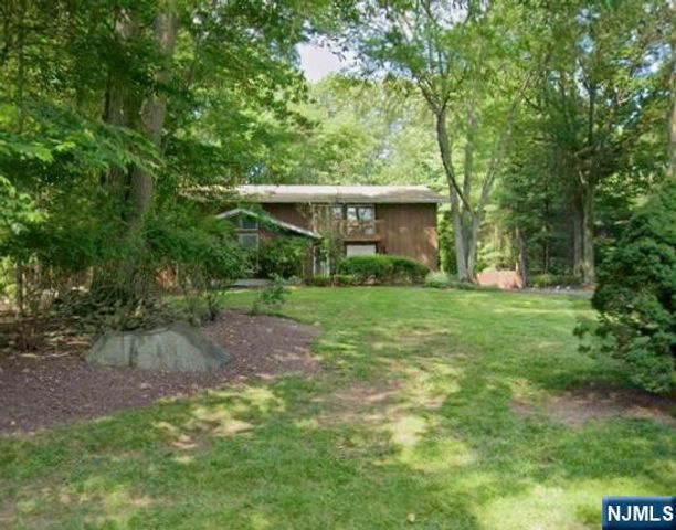 566 Faletti Way, River Vale, NJ 07675