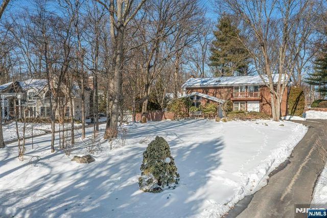 566 Faletti Way, River Vale, NJ 07675