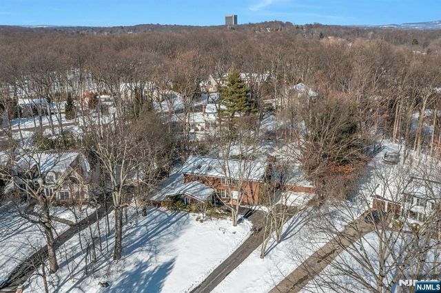 566 Faletti Way, River Vale, NJ 07675