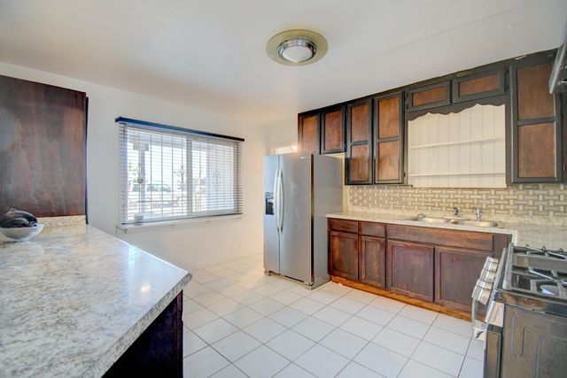 325 Rhode Island Street NE, Albuquerque, NM 87108