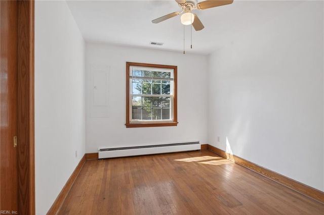 11 Wilson CIR, Newport News, VA 23606