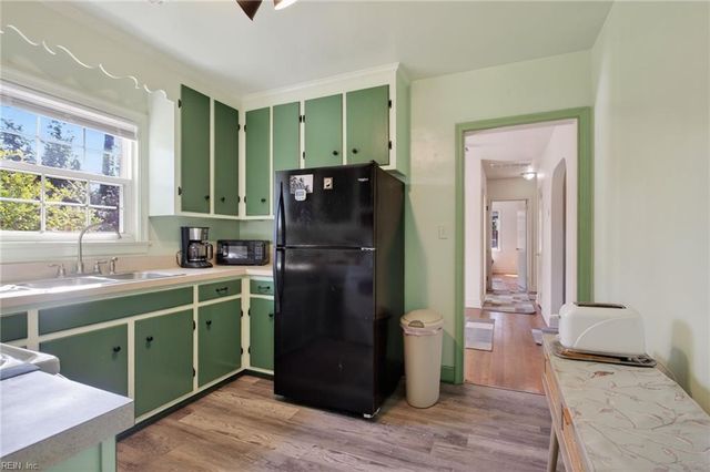 11 Wilson CIR, Newport News, VA 23606