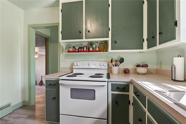 11 Wilson CIR, Newport News, VA 23606