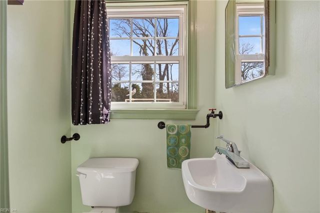 11 Wilson CIR, Newport News, VA 23606