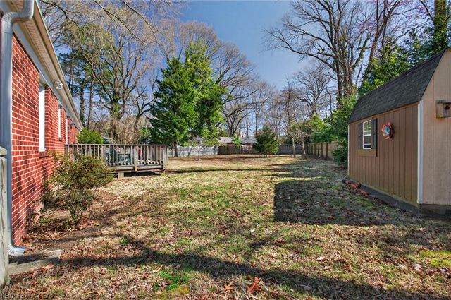 11 Wilson CIR, Newport News, VA 23606