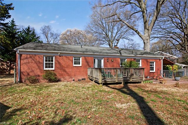 11 Wilson CIR, Newport News, VA 23606