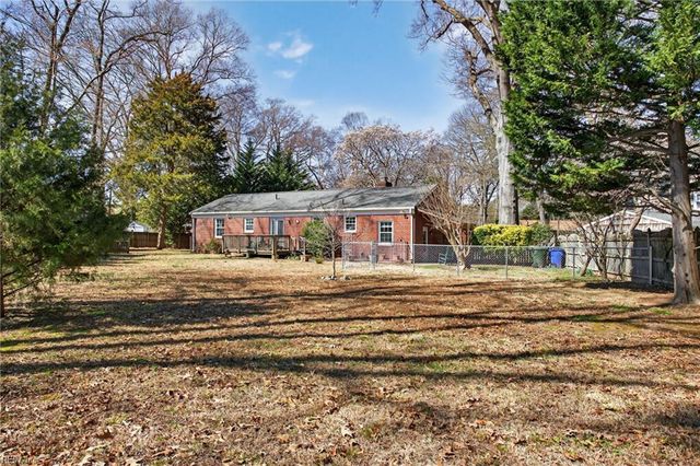 11 Wilson CIR, Newport News, VA 23606