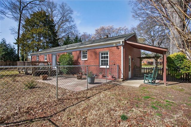 11 Wilson CIR, Newport News, VA 23606