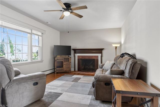 11 Wilson CIR, Newport News, VA 23606