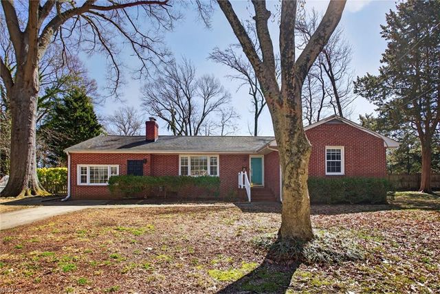 11 Wilson CIR, Newport News, VA 23606