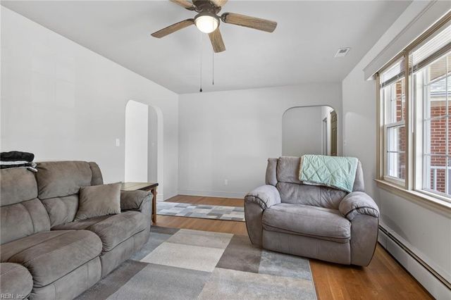 11 Wilson CIR, Newport News, VA 23606