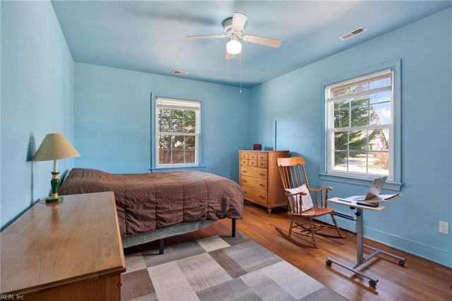 11 Wilson CIR, Newport News, VA 23606