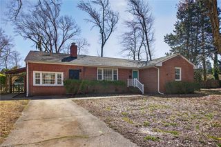 11 Wilson CIR, Newport News, VA 23606