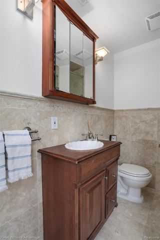 2182 Park Circle, Keego Harbor, MI 48320