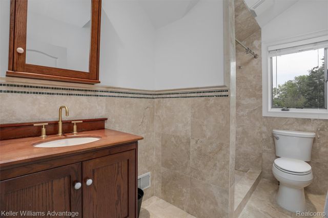 2182 Park Circle, Keego Harbor, MI 48320