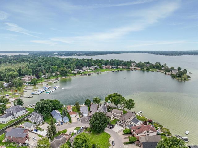 2182 Park Circle, Keego Harbor, MI 48320