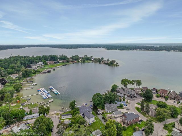 2182 Park Circle, Keego Harbor, MI 48320