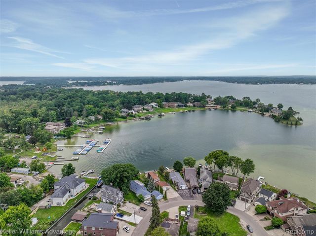 2182 Park Circle, Keego Harbor, MI 48320