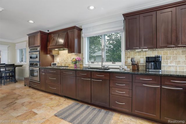 2182 Park Circle, Keego Harbor, MI 48320