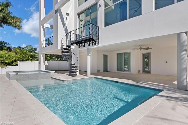 1798 Holiday LN, Naples, FL 34104