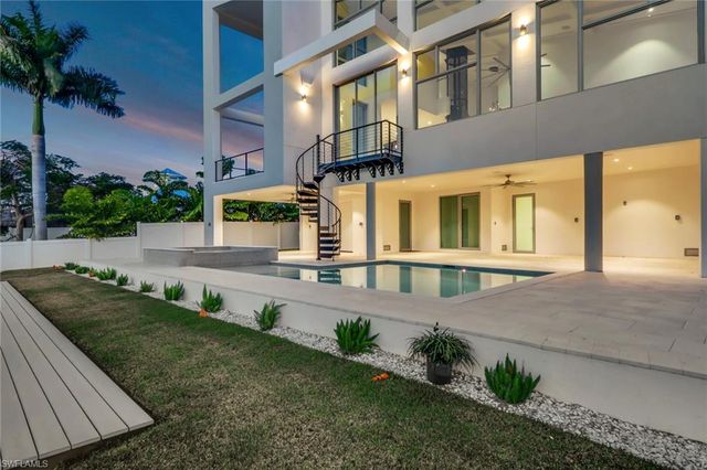 1798 Holiday LN, Naples, FL 34104