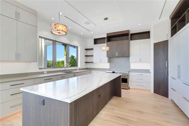 1798 Holiday LN, Naples, FL 34104