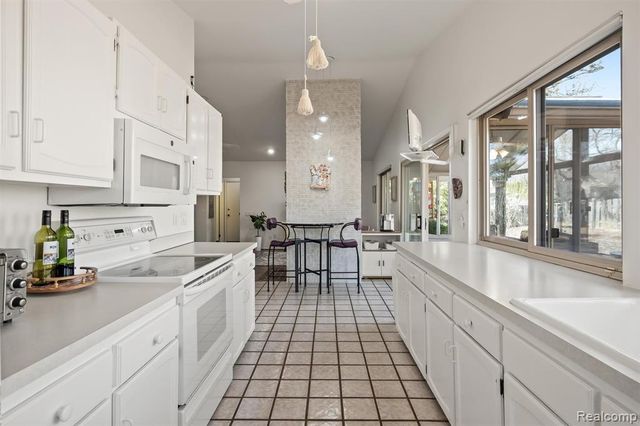 5629 Perrytown Drive, West Bloomfield, MI 48322