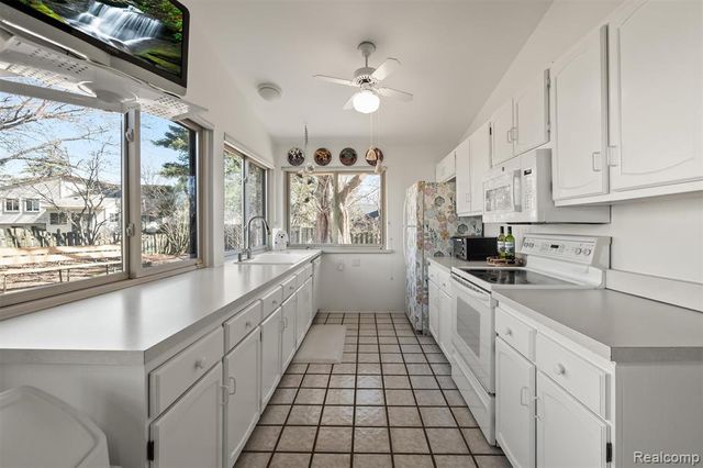 5629 Perrytown Drive, West Bloomfield, MI 48322