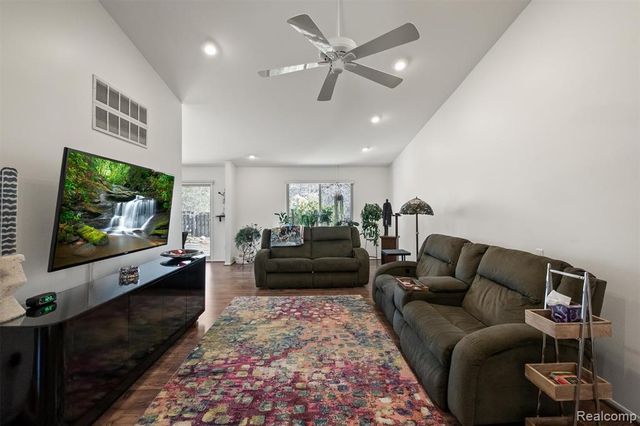 5629 Perrytown Drive, West Bloomfield, MI 48322