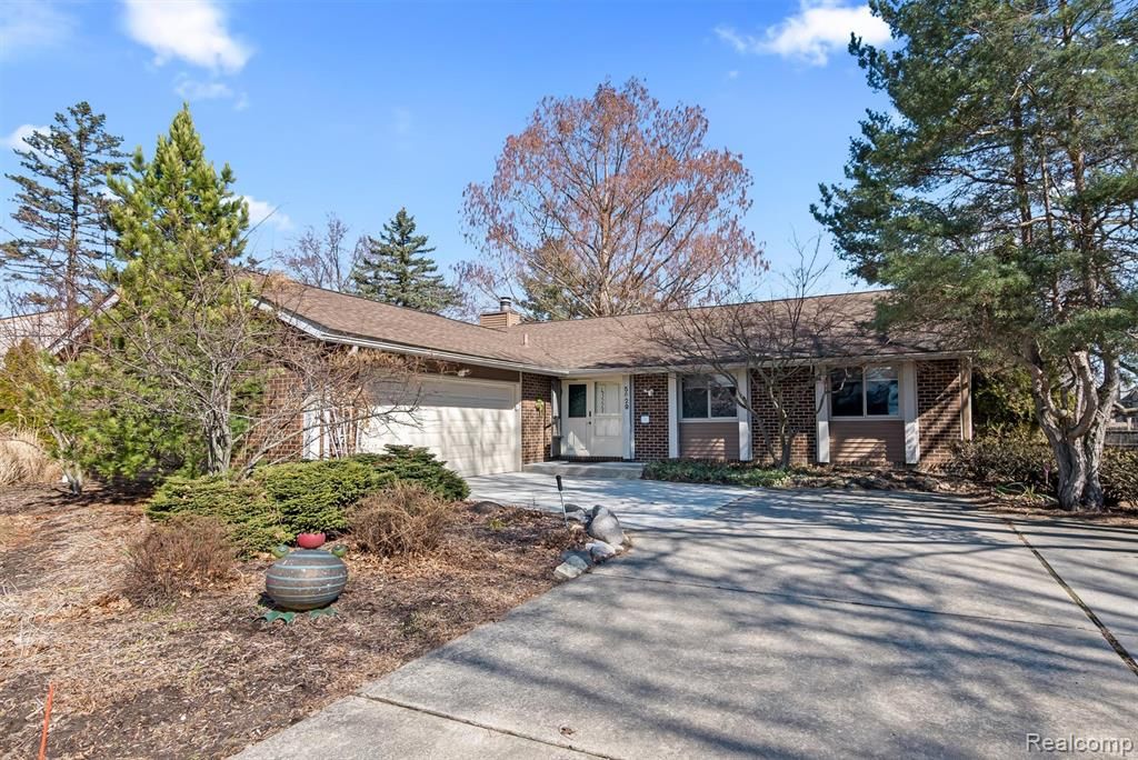 5629 Perrytown Drive, West Bloomfield, MI 48322