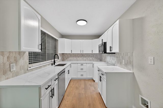 129 N Dobson Street, Burleson, TX 76028