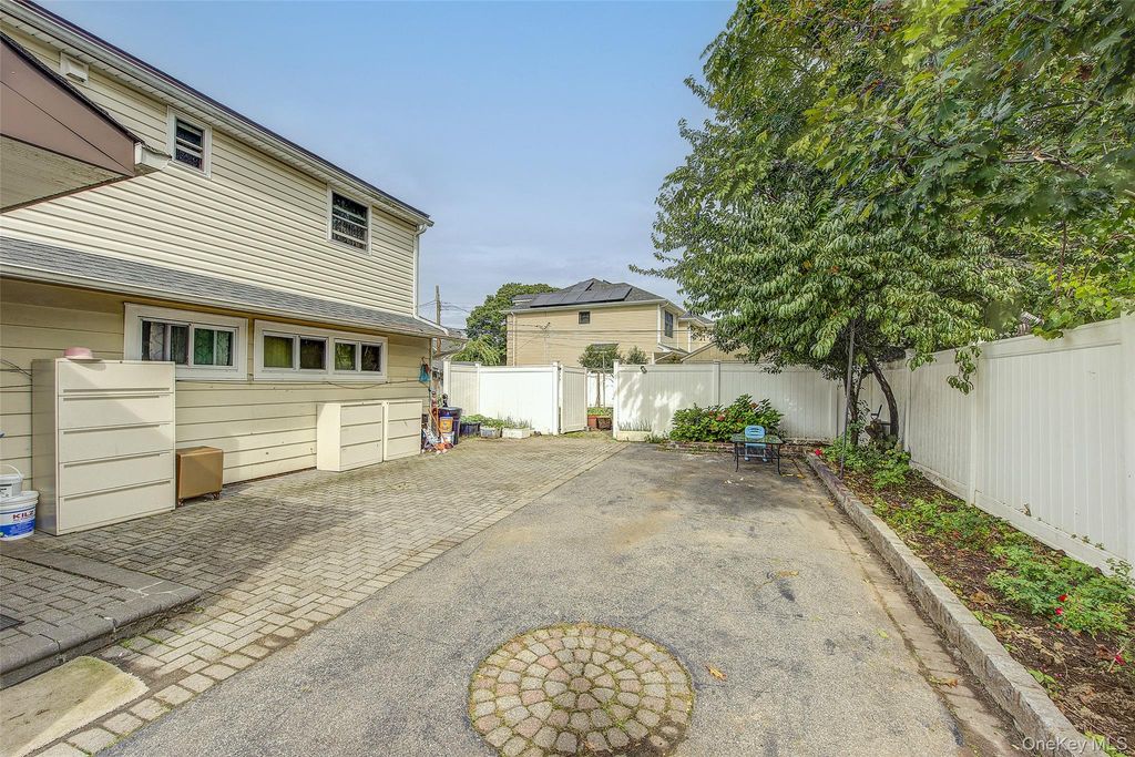 10 Belmont Circle, Syosset, NY 11791 — photo 2
