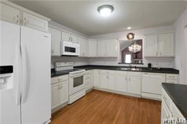 6 Glenfield Drive, West Seneca, NY 14224