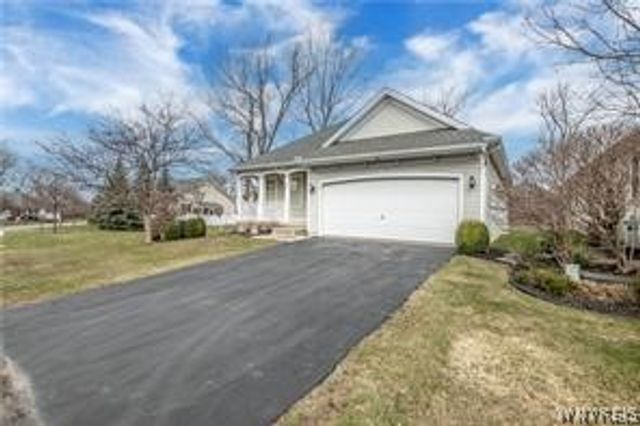 6 Glenfield Drive, West Seneca, NY 14224