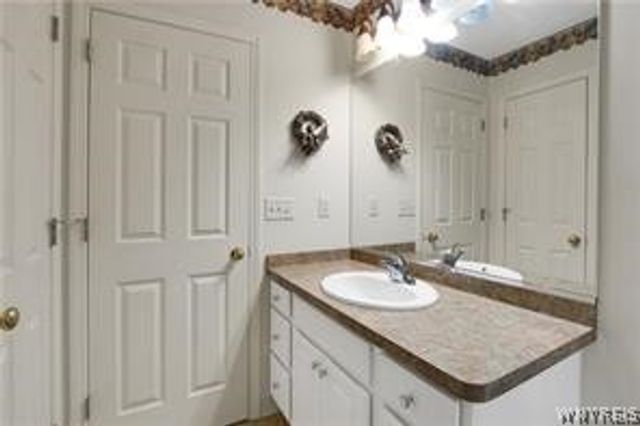 6 Glenfield Drive, West Seneca, NY 14224