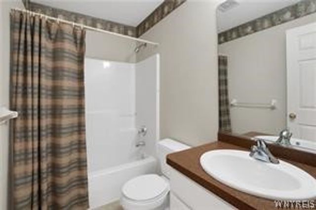 6 Glenfield Drive, West Seneca, NY 14224