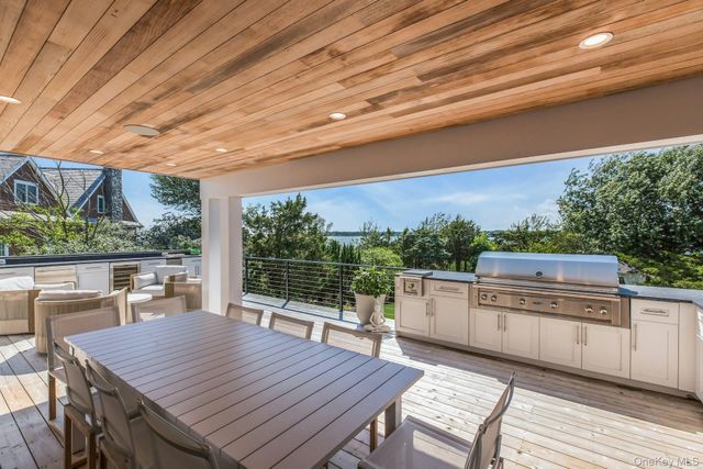 29 Tiana Circle, Hampton Bays, NY 11946