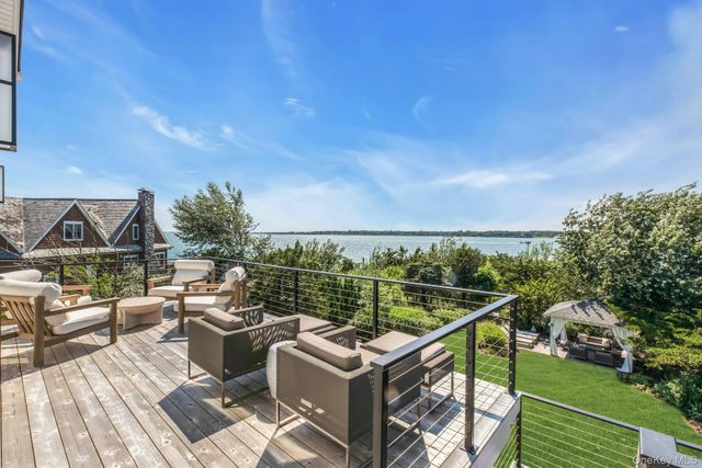 29 Tiana Circle, Hampton Bays, NY 11946