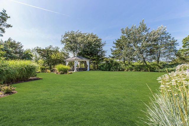 29 Tiana Circle, Hampton Bays, NY 11946