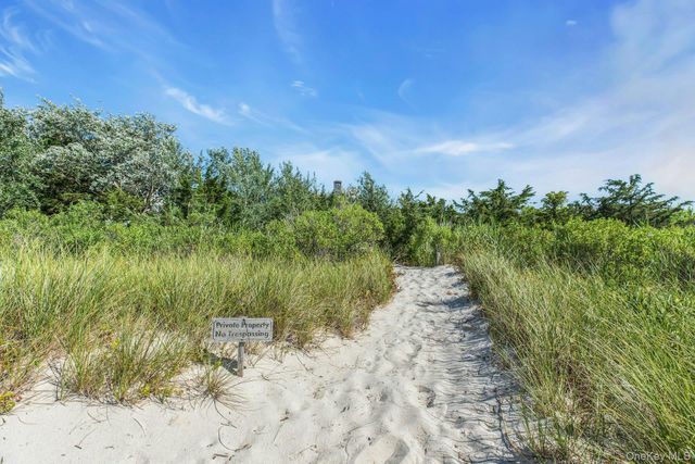 29 Tiana Circle, Hampton Bays, NY 11946