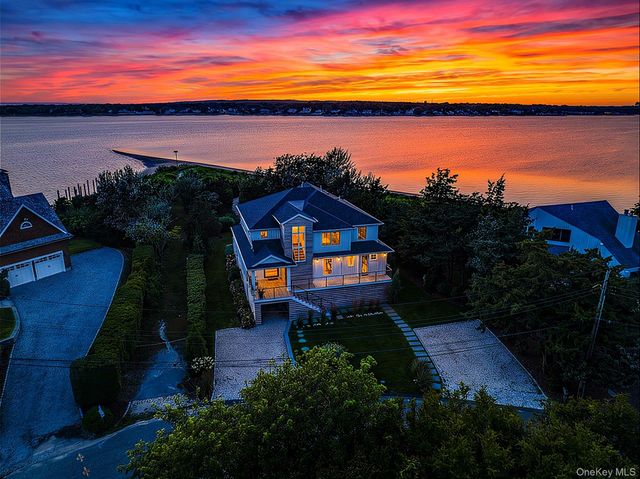 29 Tiana Circle, Hampton Bays, NY 11946