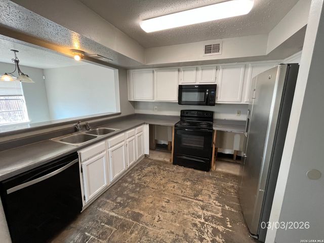 11343 Hatchet Pass Dr, San Antonio, TX 78245