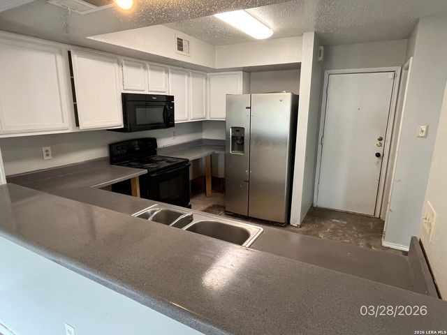 11343 Hatchet Pass Dr, San Antonio, TX 78245