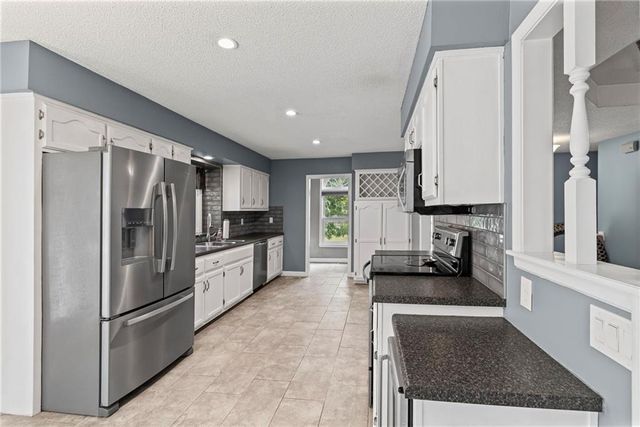 1108 NE Ridgeview Drive, Lee's Summit, MO 64086