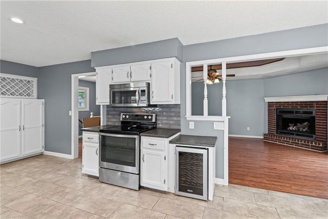 1108 NE Ridgeview Drive, Lee's Summit, MO 64086