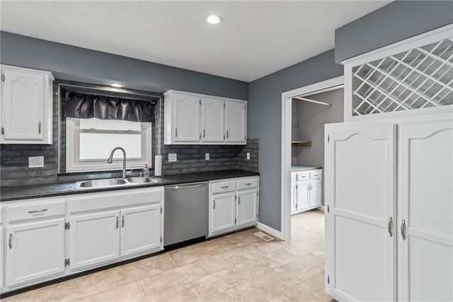 1108 NE Ridgeview Drive, Lee's Summit, MO 64086