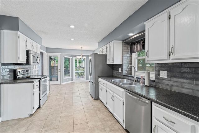 1108 NE Ridgeview Drive, Lee's Summit, MO 64086