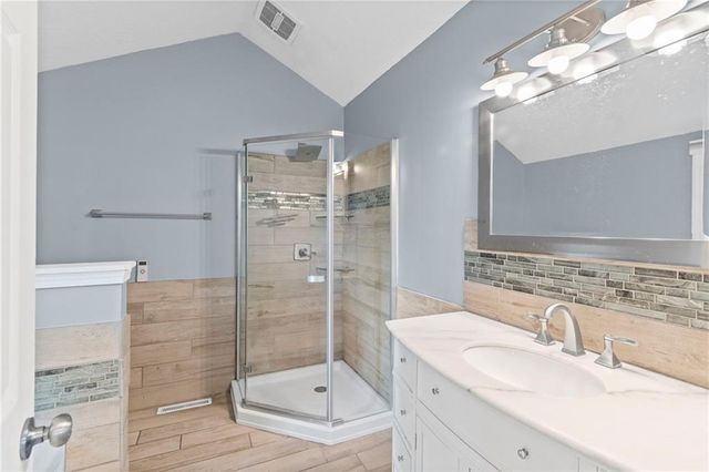 1108 NE Ridgeview Drive, Lee's Summit, MO 64086