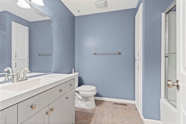 1108 NE Ridgeview Drive, Lee's Summit, MO 64086