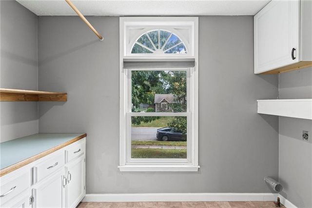 1108 NE Ridgeview Drive, Lee's Summit, MO 64086